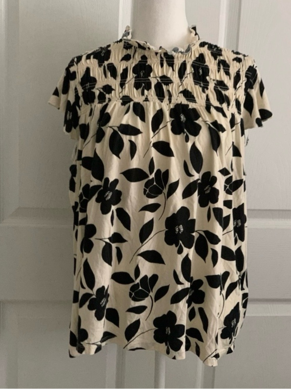 ANN TAYLOR FACTORY Women’s Cream w/ Black Cap Ruffle Sleeve Pull-over Blouse